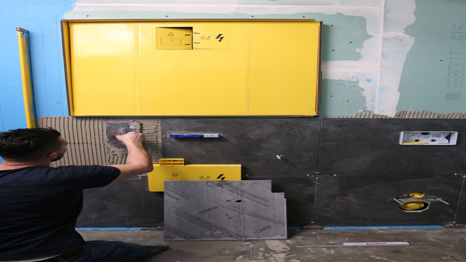 Spiegelschrank und Revisionsöffnung der Funktionsbox mit Bauschutz