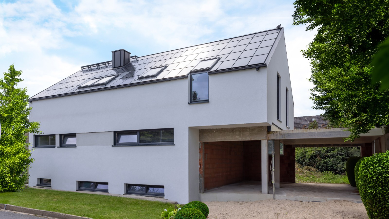 Die Außenansicht des sanierten Einfamilienhauses aus dem Jahr 1969. (© NIBE Systemtechnik)