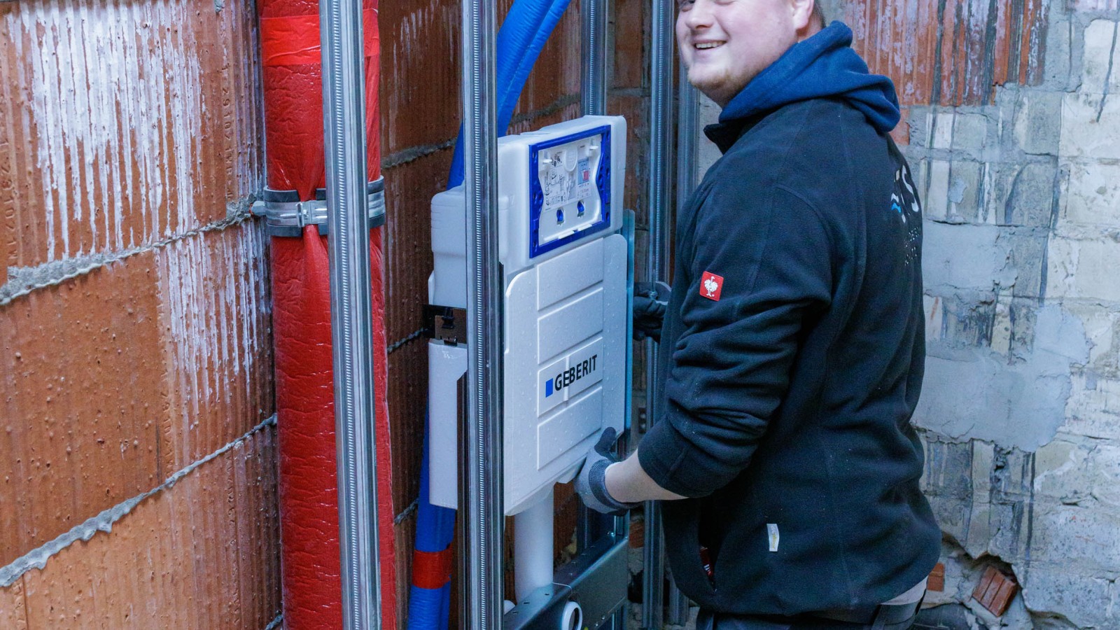 Heizungs- und Wasserleitungen installiert mit dem Versorgungssystem Geberit FlowFit. (© Geberit/Thomas Siber Tischer)