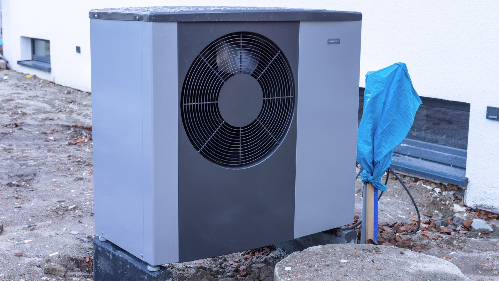 Ansicht der installierten Luft/Wasser-Wärmepumpe. (© Geberit/Thomas Siber Tischer)