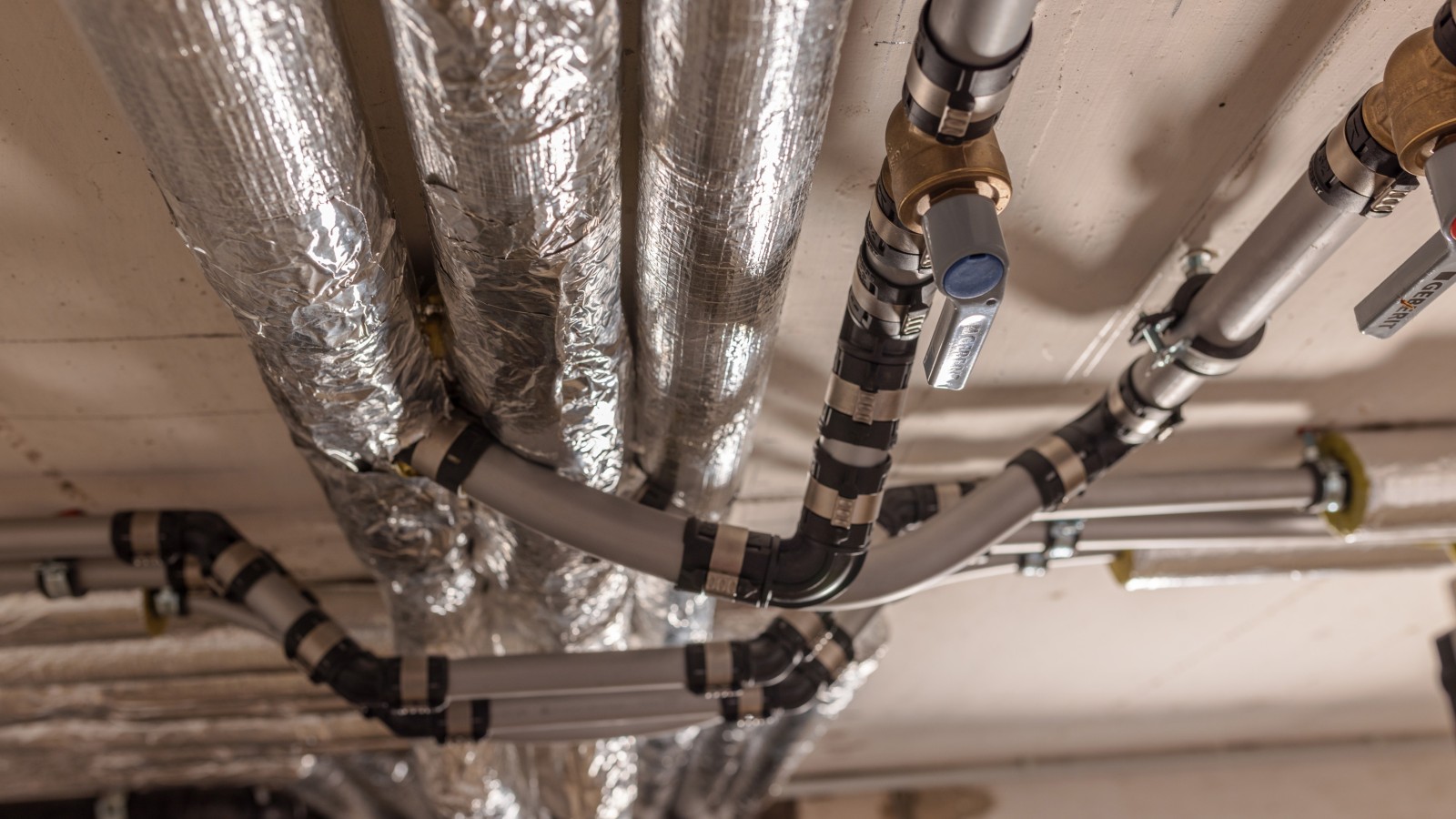 Fertige Installation mit Geberit FlowFit für einen optimierten Durchfluss. (© Geberit/Thomas Siber Tischer)