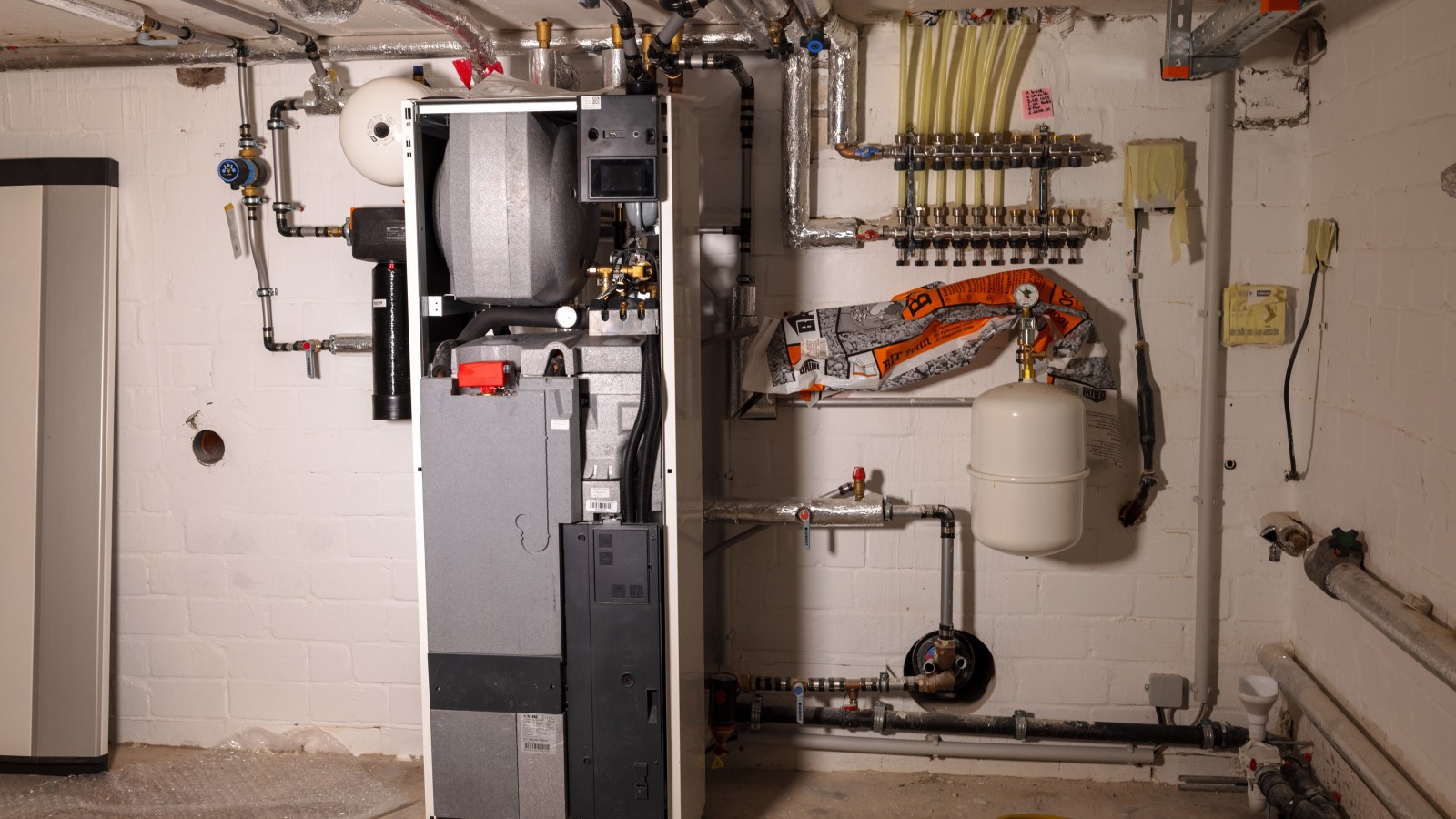 Luft/Wasser-Wärmespeicher mit integriertem Warmwasserspeicher. (© Geberit/Thomas Siber Tischer)