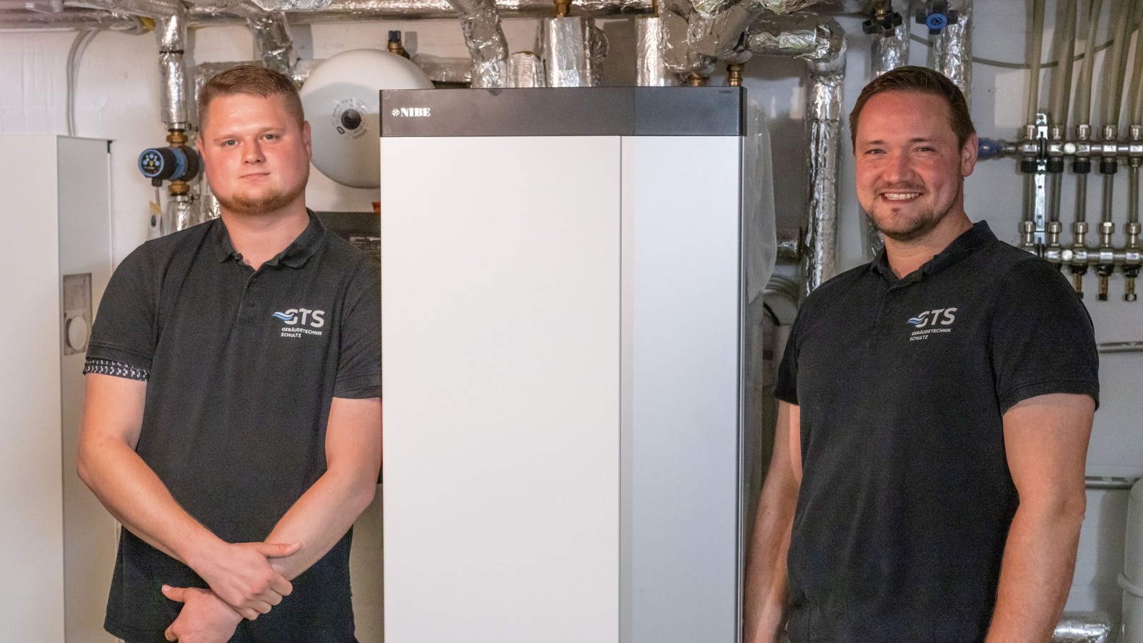 Benjamin Groß (links) und Oliver Buerke von der GebäudeTechnikSchultz GmbH. (© Geberit/Thomas Siber Tischer)