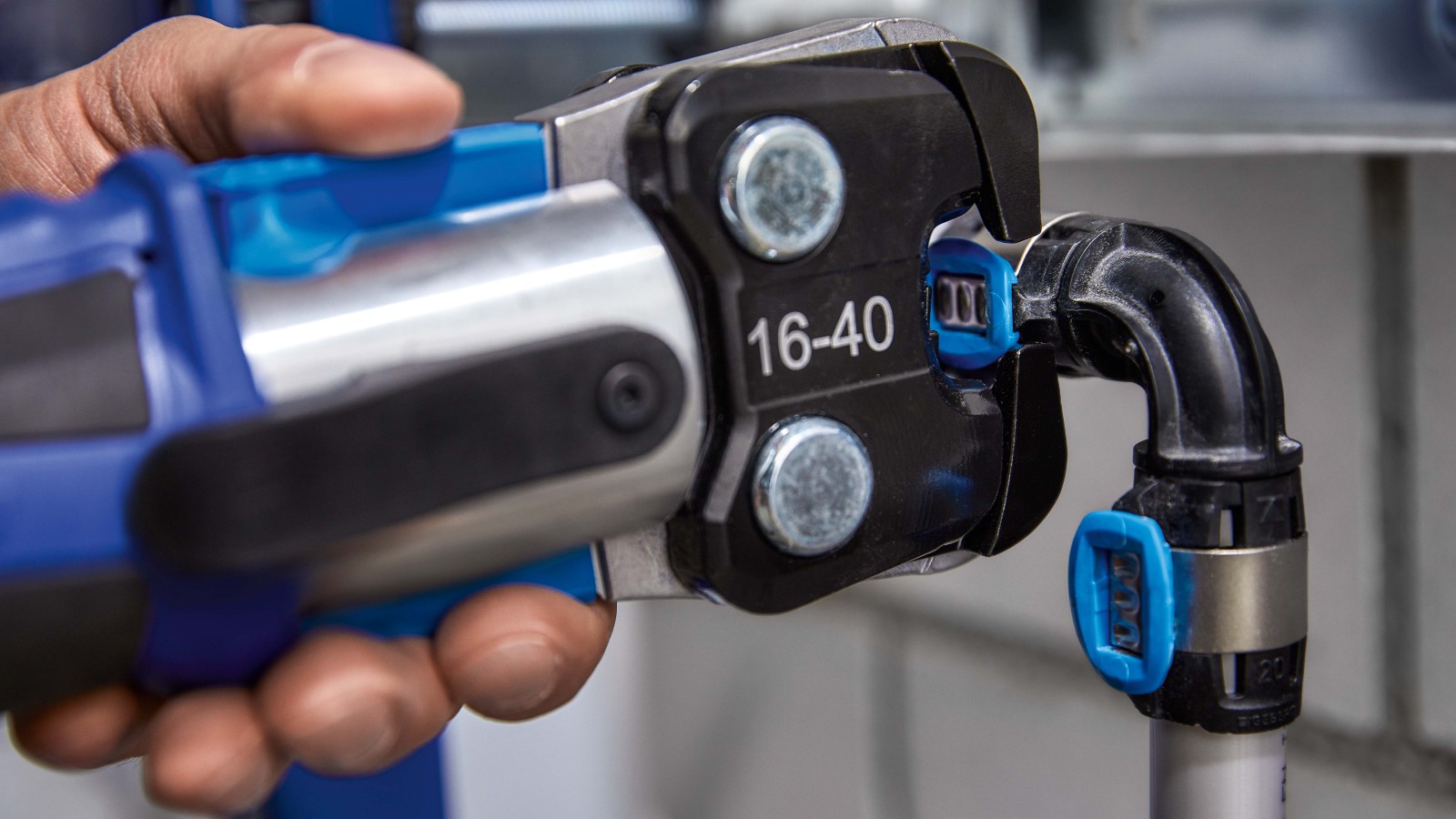 Laterale Verpressung vom Versorgungssystem Geberit FlowFit.