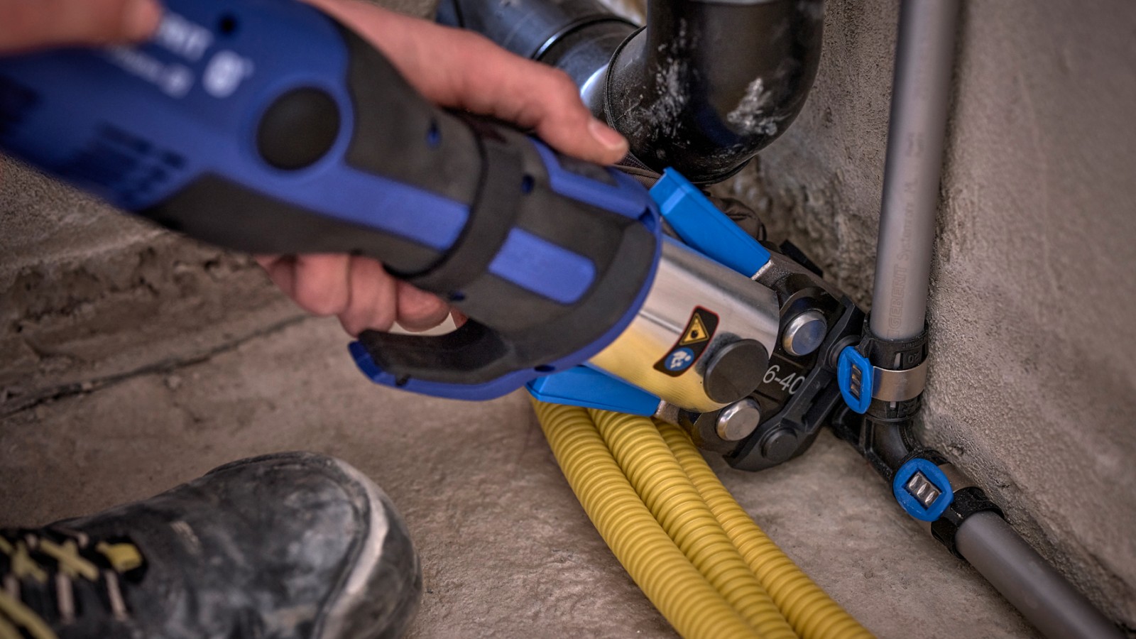 Verpressung von Geberit FlowFit mit einem Presswerkzeug.