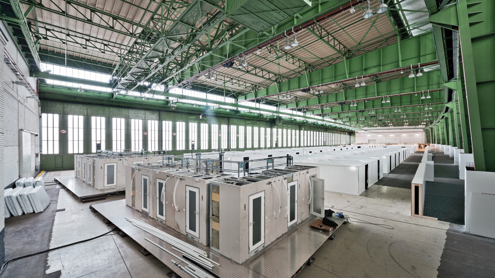Notunterkunft für bis zu 7.000 Flüchtlinge, Flughafen Tempelhof in Berlin