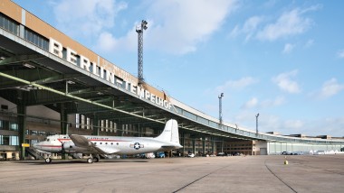 Flugplatz Tempelhof in Berlin, historisches Flugzeug