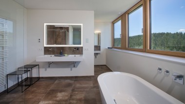 Trennwand zwischen WC und Bad mit Installationssystem Geberit GIS, Parkside Freudenstadt Trennwand zwischen WC und Bad mit Installationssystem Geberit GIS, Parkside Freudenstadt