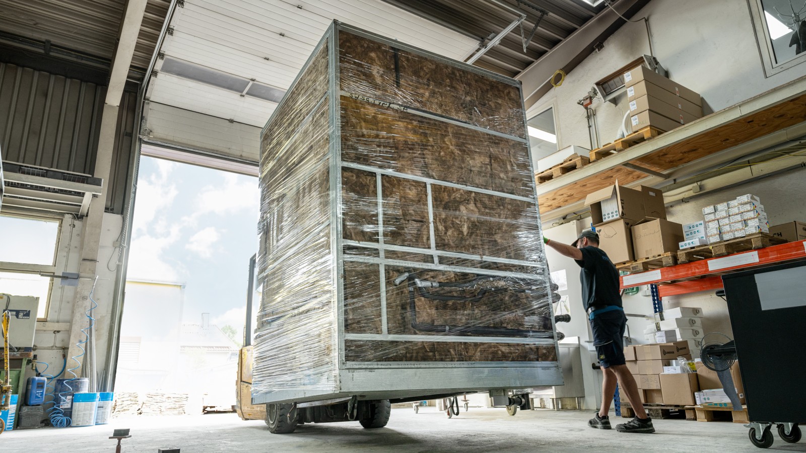 Wettergeschützt verpackte Fertigbäder Wettergeschützt verpackte Fertigbäder