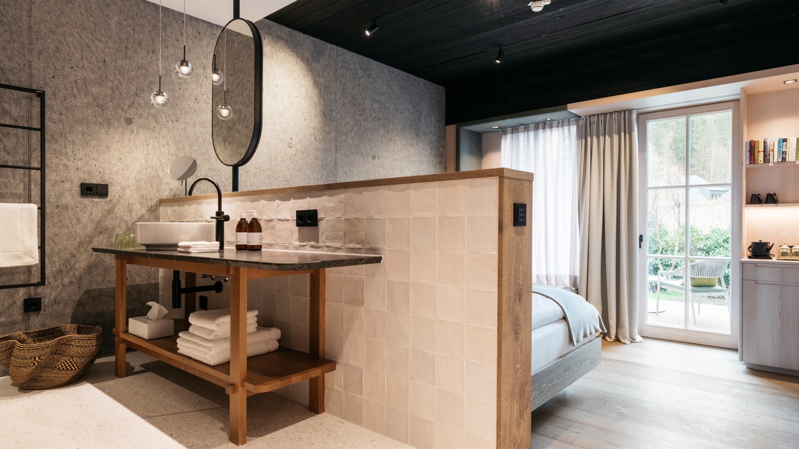 Der offene Waschplatz im Zimmer im Refugium Lunz. (© Gregor Hofbauer/Refugium Lunz) Der offene Waschplatz im Zimmer im Refugium Lunz. (© Gregor Hofbauer/Refugium Lunz)