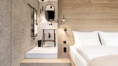 Blick in ein Zimmer im Refugium Lunz. (© Gregor Hofbauer/Refugium Lunz)