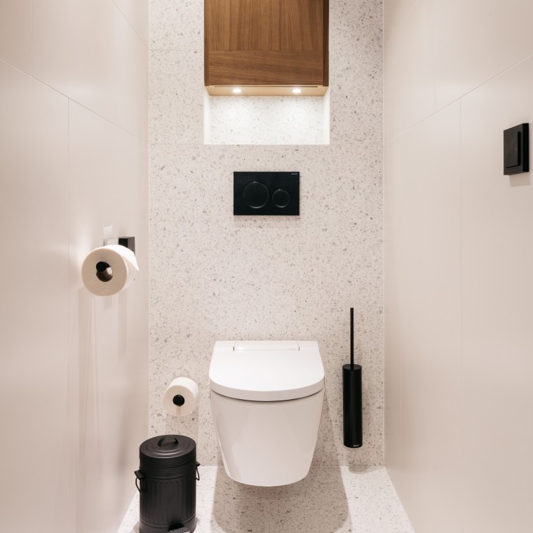 Blick auf das Geberit Dusch-WC AquaClean Sela und die Geberit Sigma20 Betätigungsplatte. (© Gregor Hofbauer/Refugium Lunz) Blick auf das Geberit Dusch-WC AquaClean Sela und die Geberit Sigma20 Betätigungsplatte. (© Gregor Hofbauer/Refugium Lunz)