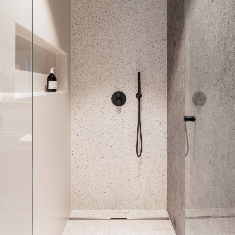 Duschbereich ausgestattet mit der Geberit CleanLine 80 Duschrinne. (© Gregor Hofbauer/Refugium Lunz) Duschbereich ausgestattet mit der Geberit CleanLine 80 Duschrinne. (© Gregor Hofbauer/Refugium Lunz)