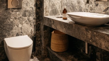 Öffentliches Bad im Refugium ausgestattet mit einem Geberit ONE WC. (© Gregor Hofbauer/Refugium Lunz)