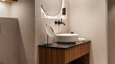 Ein Bad ausgestattet mit dem Geberit Dusch-WC AquaClen Sela und einem Geberit VariForm Aufsatzwaschtisch. (© Gregor Hofbauer/Refugium Lunz)