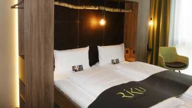 Doppelzimmer Hotel RiKu Pfullendorf, Waldfarben und Echtholz Doppelzimmer Hotel RiKu Pfullendorf, Waldfarben und Echtholz