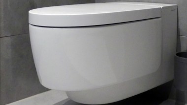Hotel RiKu Pfullendorf, Dusch-WC Geberit AquaClean Mera mit Wandbedienpanel in Schwarz Hotel RiKu Pfullendorf, Dusch-WC Geberit AquaClean Mera mit Wandbedienpanel in Schwarz