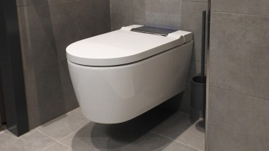 Hotel RiKu Pfullendorf, Dusch-WC Geberit AquaClean Sela mit Wandbedienpanel in Weiß Hotel RiKu Pfullendorf, Dusch-WC Geberit AquaClean Sela mit Wandbedienpanel in Weiß
