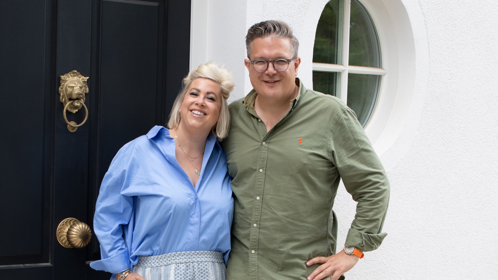 Franziska und Jasper von Hardenberg vor dem Bergheim Berlin.