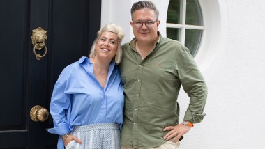 Franziska und Jasper von Hardenberg vor dem Bergheim Berlin. Franziska und Jasper von Hardenberg vor dem Bergheim Berlin.