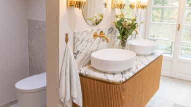 Bad mit Geberit AquaClean Dusch-WC. Bad mit Geberit AquaClean Dusch-WC.