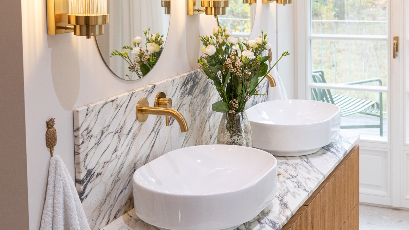 Individuell gefertigte Waschtischkombination im Zentrum des Bad.