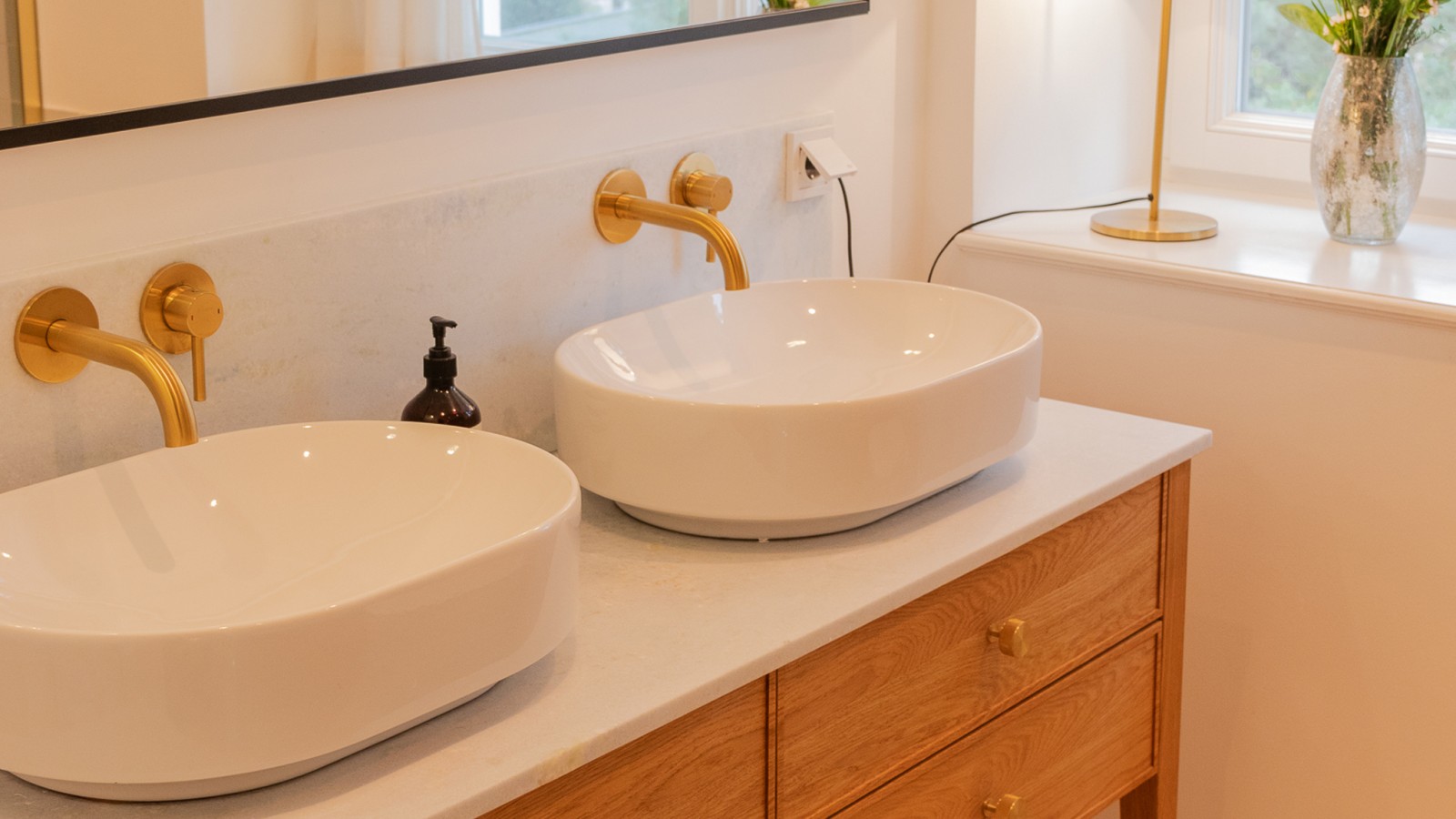 Geberit Option Plus Lichtspiegel mit eckigem Design für optimale Lichtverhältnisse Geberit Option Plus Lichtspiegel mit eckigem Design für optimale Lichtverhältnisse