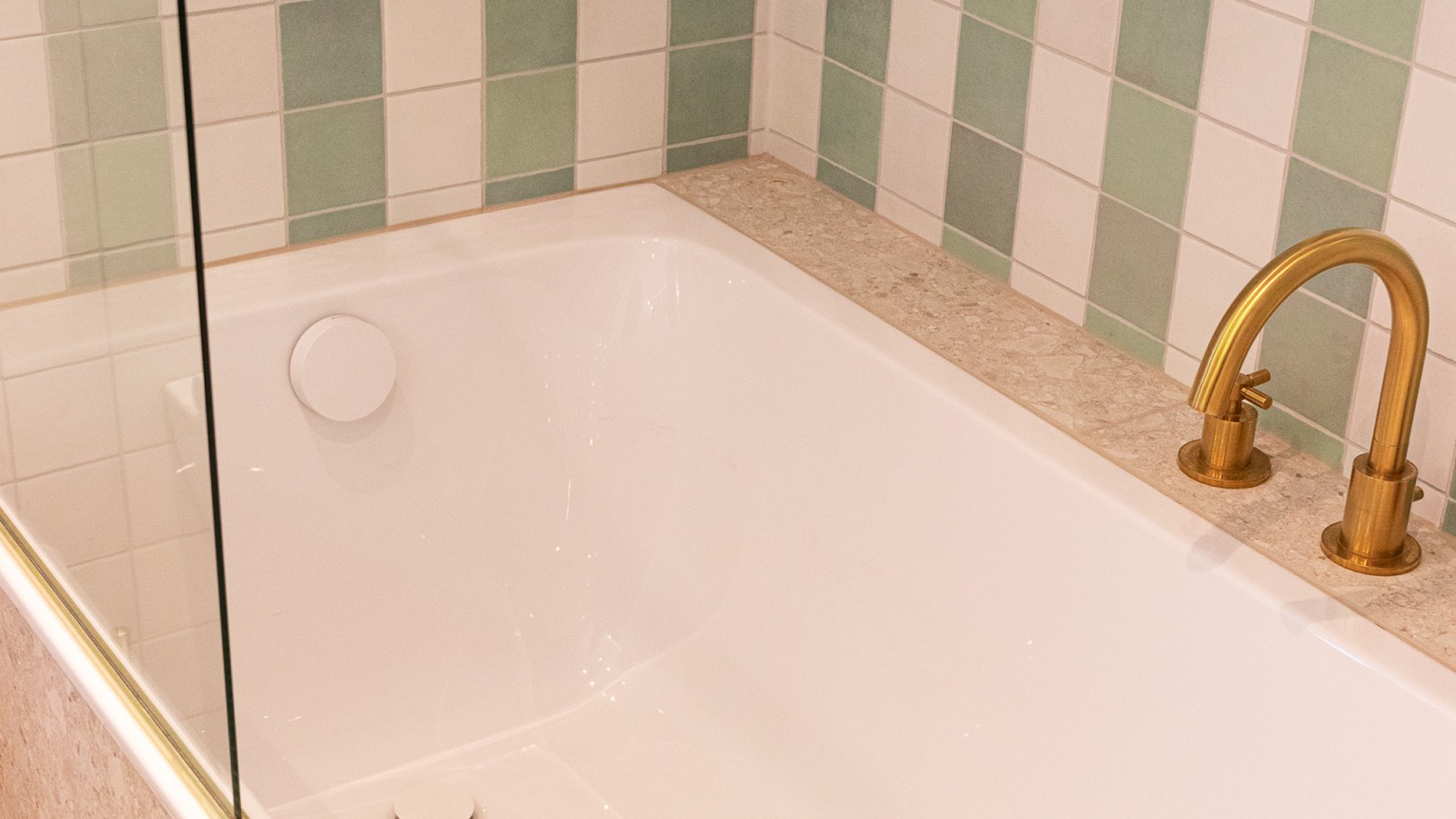 Fliesen mit Streifenmuster im Masterbad