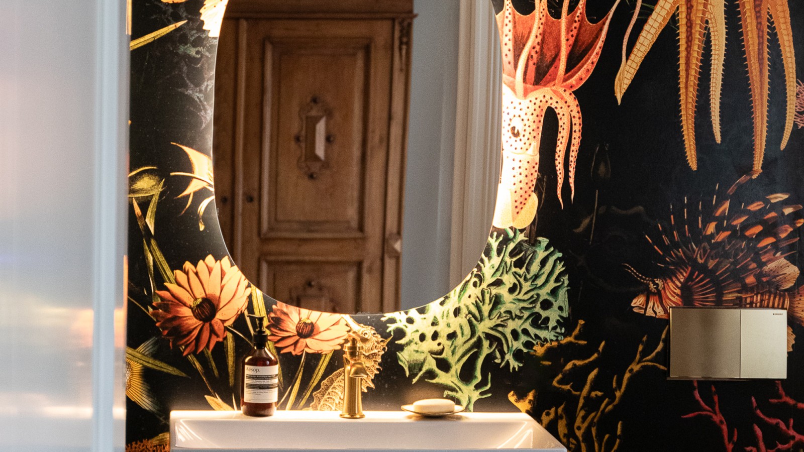 Geberit ONE Waschtisch mit Unterschrank und Geberit Option Lichtspiegel im ovalen Design