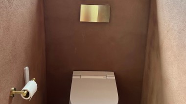 Das AquaClean Sela Dusch-WC und die Betätigungsplatte Sigma70 in Messing wurden im Gäste-WC installiert. Das AquaClean Sela Dusch-WC und die Betätigungsplatte Sigma70 in Messing wurden im Gäste-WC installiert.