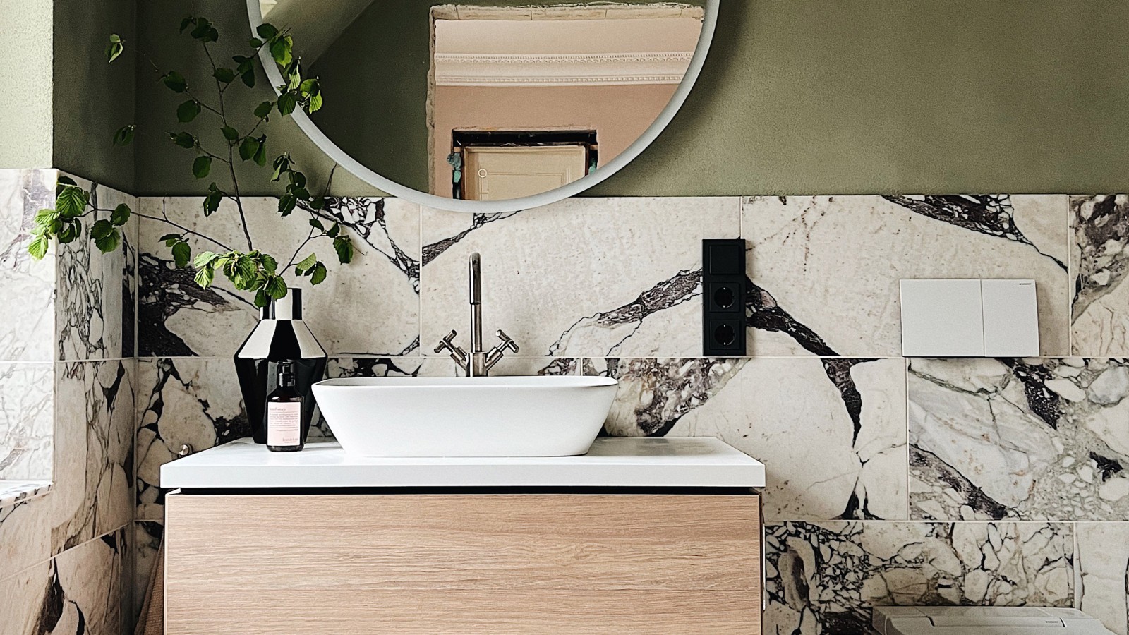 Das Geberit Aufsatzbecken in Schalenform und Unterschrank in der Farbe Eiche Melamin Holzstruktur.