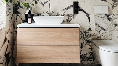 Das Geberit Aufsatzbecken in Schalenform und Unterschrank in der Farbe Eiche Melamin Holzstruktur. Das Geberit Aufsatzbecken in Schalenform und Unterschrank in der Farbe Eiche Melamin Holzstruktur.