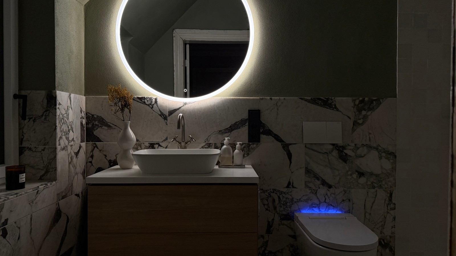 Geberit Option Lichtspiegel rundes Design mit direkter und indirekter Beleuchtung.