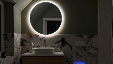 Geberit Option Round Lichtspiegel mit direkter und indirekter Beleuchtung. Geberit Option Round Lichtspiegel mit direkter und indirekter Beleuchtung.