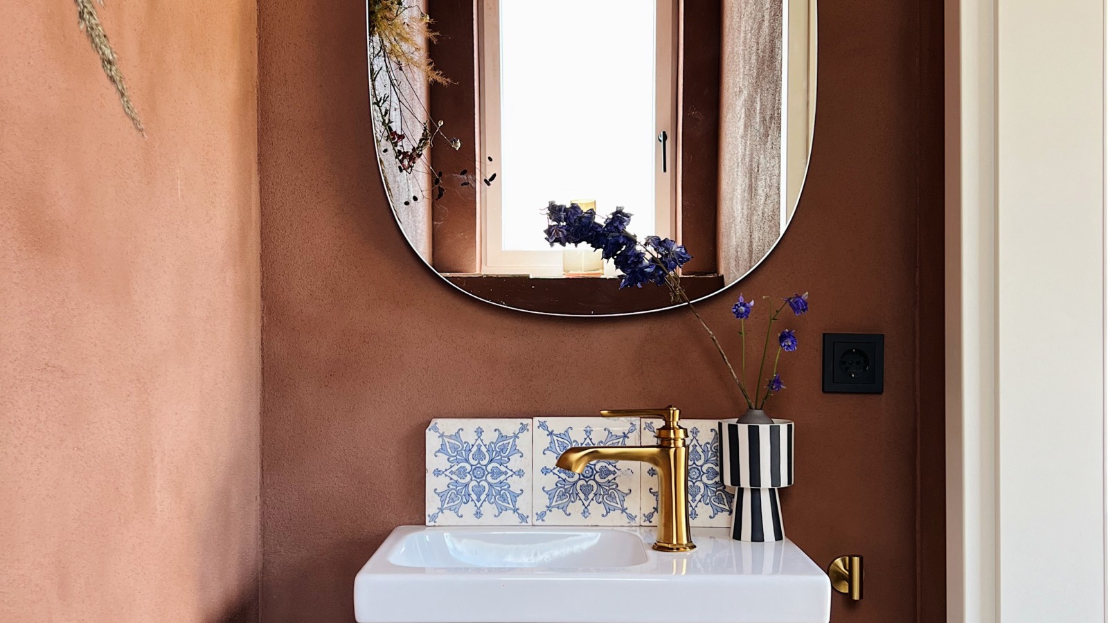 Der Option Lichtspiegel ovales Design von Geberit mit indirekter Beleuchtung. Der Option Lichtspiegel ovales Design von Geberit mit indirekter Beleuchtung.