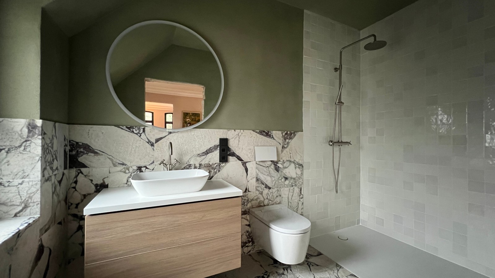 Fugenlose Gestaltung der Duschfläche Geberit Setaplano aus hochwertigem Mineralwerkstoff