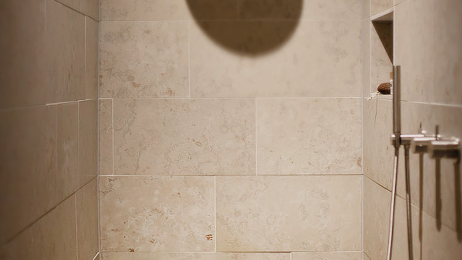 Dezenter Wandablauf von Geberit in der großzügigen Dusche