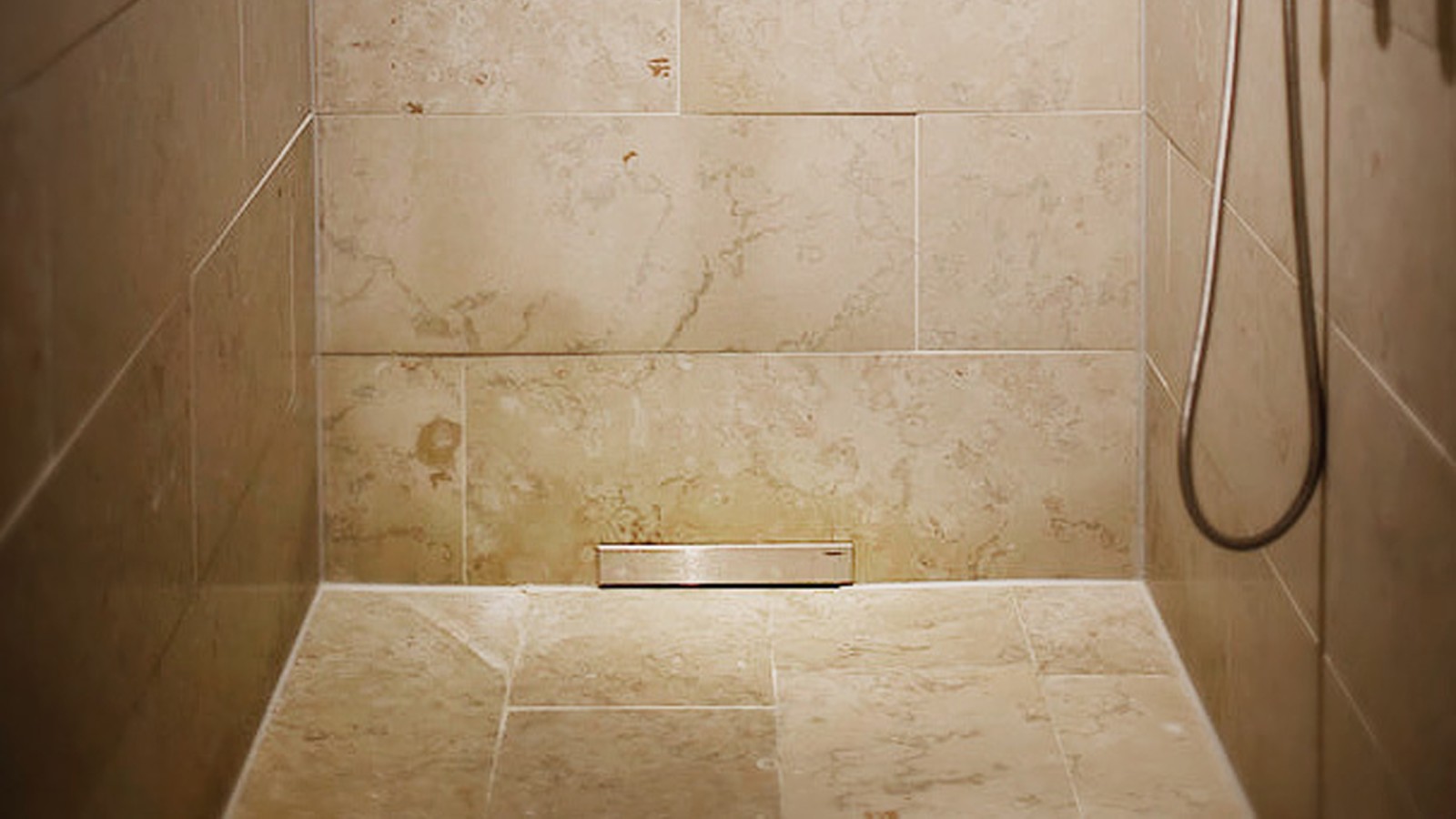 Dezenter Wandablauf von Geberit in der großzügigen Dusche