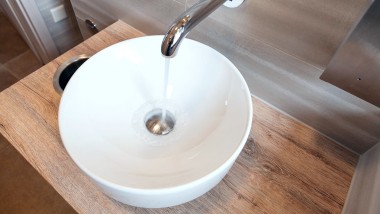 Dank berührungsloser Betätigung ist die Geberit Wandarmatur Piave besonders hygienisch Dank berührungsloser Betätigung ist die Geberit Wandarmatur Piave besonders hygienisch