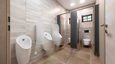 Herren-WC mit Geberit Urinalen Preda und Geberit ONE WCs