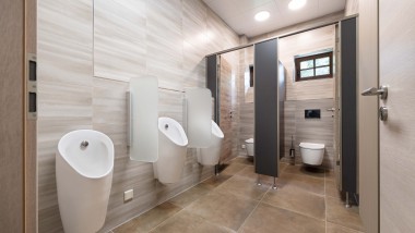 Herren-WC mit Geberit Urinalen Preda und Geberit ONE WCs Herren-WC mit Geberit Urinalen Preda und Geberit ONE WCs