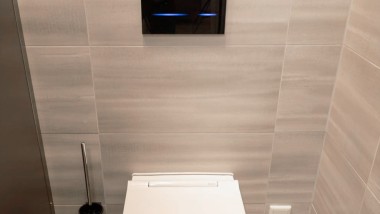 Geberit ONE WC mit berührungsloser Sigma80 Betätigungsplatte