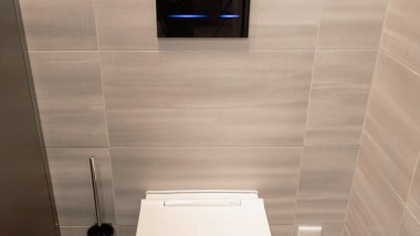 Geberit ONE WC mit berührungsloser Sigma80 Betätigungsplatte Geberit ONE WC mit berührungsloser Sigma80 Betätigungsplatte