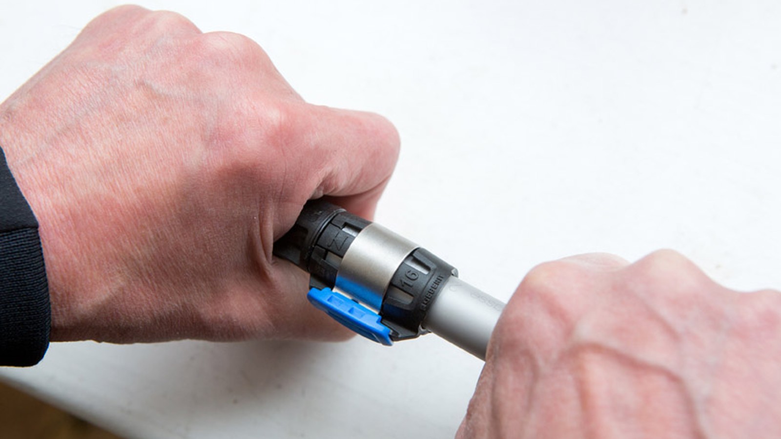 Das Sichtfenster bei FlowFit zeigt an, ob das Rohr richtig im Fitting steckt. Das Sichtfenster bei FlowFit zeigt an, ob das Rohr richtig im Fitting steckt.