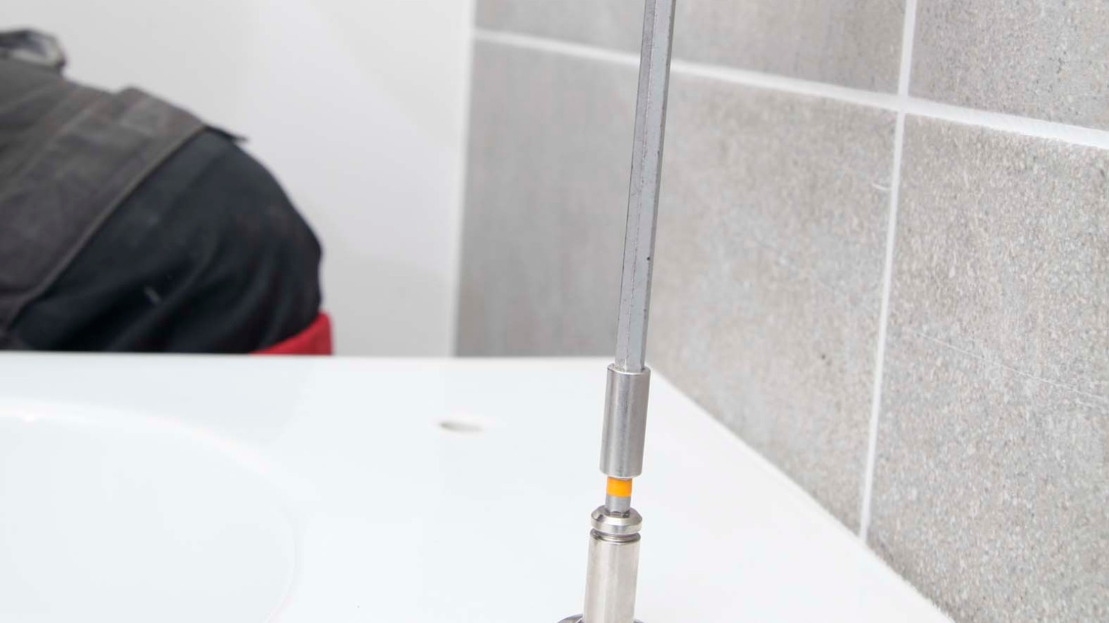 Praktische Klappdübel verhindern, dass Teile in die Keramik fallen. Praktische Klappdübel verhindern, dass Teile in die Keramik fallen.