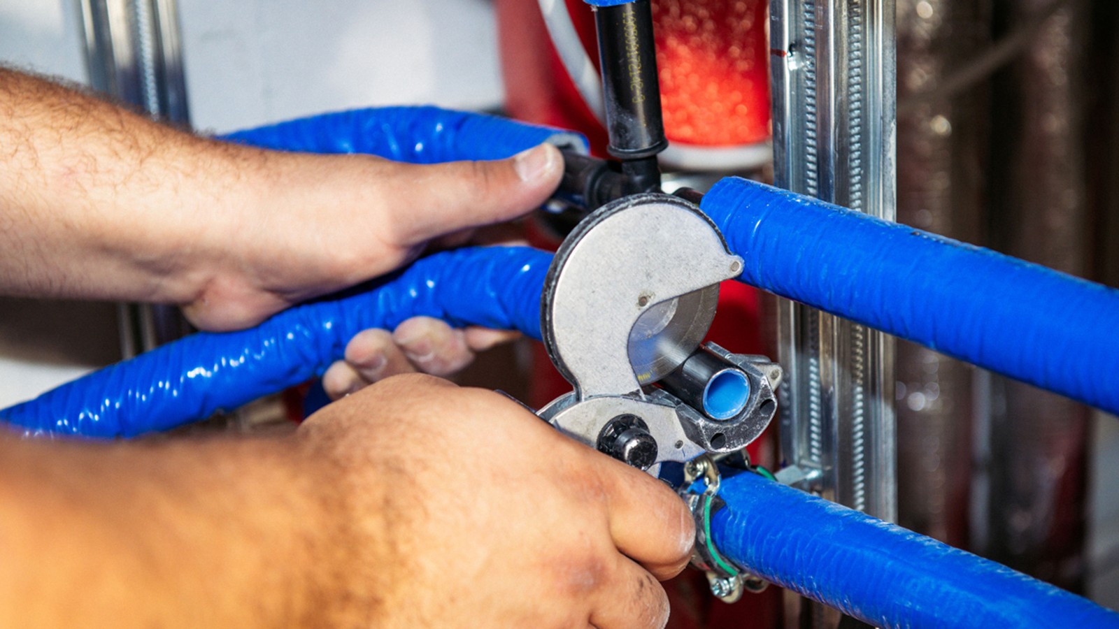 Mepla von Geberit verlegen die Fachleute für die Trinkwasserversorgung in den Wohnungen Mepla von Geberit verlegen die Fachleute für die Trinkwasserversorgung in den Wohnungen