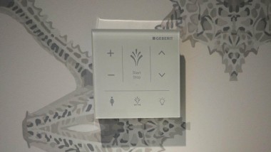 Geberit Bedienpanel für AquaClean Dusch-WC (© Werner Streitfelder) Geberit Bedienpanel für AquaClean Dusch-WC (© Werner Streitfelder)