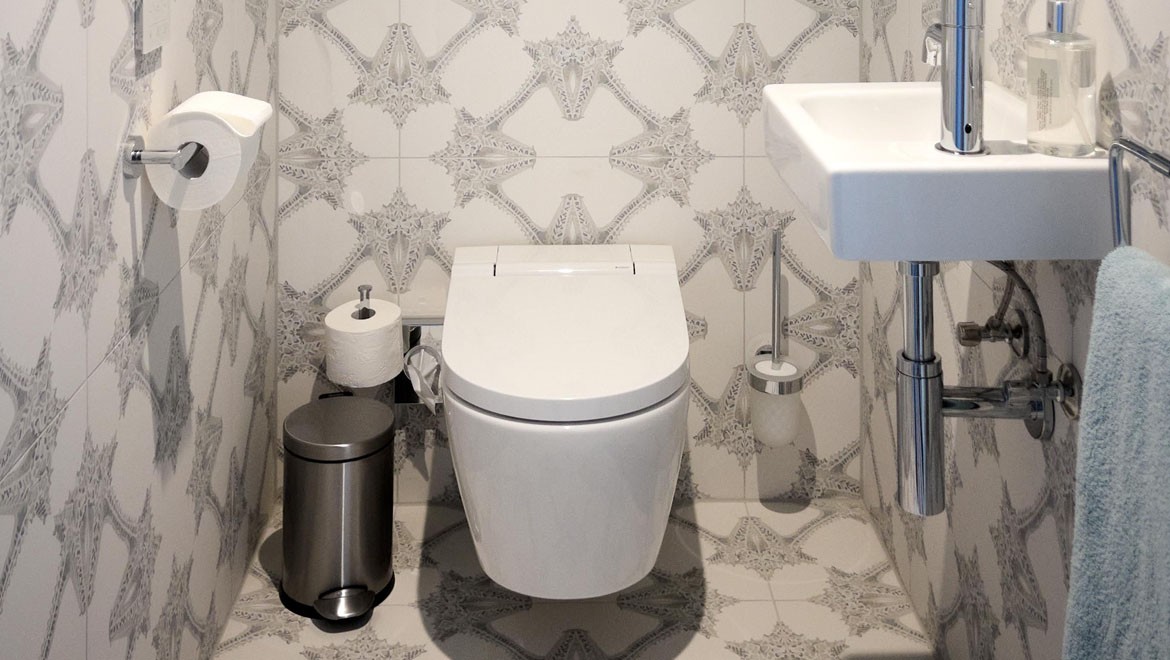 Badezimmer im Design-Hotel THE LEO GRAND in Wien mit Dusch-WC AquaClean Sela