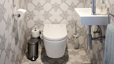 Das Dusch-WC Geberit AquaClean Sela in einem der insgesamt 76 ausgestatteten Bädern (© Werner Streitfelder) Das Dusch-WC Geberit AquaClean Sela in einem der insgesamt 76 ausgestatteten Bädern (© Werner Streitfelder)