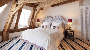 Freiliegende Holzbalken in einem Schlafzimmer des Design-Hotels THE LEO GRAND (© Werner Streitfelder)